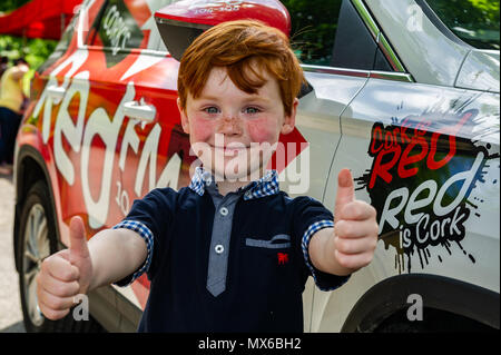 Bantry, Irlanda. Il 3 giugno, 2018. Il West Lodge Hotel in Bantry tenuto un Red Head Festival a Bantry durante il fine settimana. Un giovane ragazzo è raffigurato godendo il divertimento per tutta la famiglia nella giornata di domenica. Credito: Andy Gibson/Alamy Live News. Foto Stock