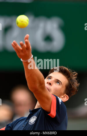 Parigi, Francia. Il 3 giugno, 2018. Dominic Thiem dell'Austria serve durante gli uomini singoli quarto round match contro Kei Nishikori del Giappone all'Open di Francia di Tennis Tournament 2018 a Parigi, in Francia, il 3 giugno 2018. Dominic Thiem ha vinto 3-1. Credito: Chen Yichen/Xinhua/Alamy Live News Foto Stock