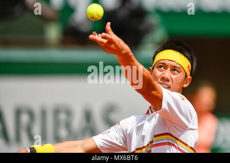 Parigi, Francia. Il 3 giugno, 2018. Kei Nishikori del Giappone serve durante gli uomini singoli quarto round match contro Dominic Thiem dell'Austria presso l'Open di Francia di Tennis Tournament 2018 a Parigi, in Francia, il 3 giugno 2018. Kei Nishikori perso 1-3. Credito: Chen Yichen/Xinhua/Alamy Live News Foto Stock