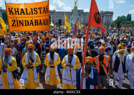 Londra, Regno Unito. Il 3 giugno 2018. Annuale Ghallughara Sikh ricordo Marzo e libertà di Rally, commemorando il giugno 1984 anniversario dell'esercito indiano attacco su Darbar Sahib. Questo segnò l inizio della â€oethird Ghallugharaâ€ (terzo olocausto) della storia Sikh. Quest anno il tema è la verità, la giustizia e la libertà. Il mese di marzo ha proceduto da Hyde Park, attraverso il centro di Londra, a un rally in Trafalgar Square. Il marzo e il rally è stato organizzato dalla Federazione delle Organizzazioni Sikh. Credito: Stephen Bell/Allamy Live News Foto Stock