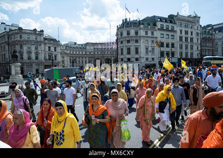 Londra, Regno Unito. Il 3 giugno 2018. Annuale Ghallughara Sikh ricordo Marzo e libertà di Rally, commemorando il giugno 1984 anniversario dell'esercito indiano attacco su Darbar Sahib. Questo segnò l inizio della â€oethird Ghallugharaâ€ (terzo olocausto) della storia Sikh. Quest anno il tema è la verità, la giustizia e la libertà. Il mese di marzo ha proceduto da Hyde Park, attraverso il centro di Londra, a un rally in Trafalgar Square. Il marzo e il rally è stato organizzato dalla Federazione delle Organizzazioni Sikh. Credito: Stephen Bell/Allamy Live News Foto Stock