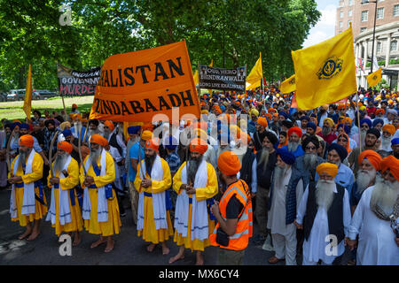 Londra, Regno Unito. Il 3 giugno 2018. Annuale Ghallughara Sikh ricordo Marzo e libertà di Rally, commemorando il giugno 1984 anniversario dell'esercito indiano attacco su Darbar Sahib. Questo segnò l inizio della â€oethird Ghallugharaâ€ (terzo olocausto) della storia Sikh. Quest anno il tema è la verità, la giustizia e la libertà. Il mese di marzo ha proceduto da Hyde Park, attraverso il centro di Londra, a un rally in Trafalgar Square. Il marzo e il rally è stato organizzato dalla Federazione delle Organizzazioni Sikh. Credito: Stephen Bell/Allamy Live News Foto Stock