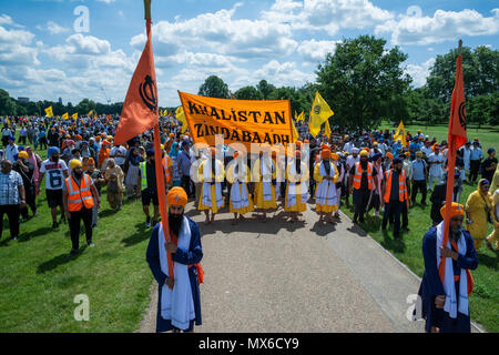 Londra, Regno Unito. Il 3 giugno 2018. Annuale Ghallughara Sikh ricordo Marzo e libertà di Rally, commemorando il giugno 1984 anniversario dell'esercito indiano attacco su Darbar Sahib. Questo segnò l inizio della â€oethird Ghallugharaâ€ (terzo olocausto) della storia Sikh. Quest anno il tema è la verità, la giustizia e la libertà. Il mese di marzo ha proceduto da Hyde Park, attraverso il centro di Londra, a un rally in Trafalgar Square. Il marzo e il rally è stato organizzato dalla Federazione delle Organizzazioni Sikh. Credito: Stephen Bell/Allamy Live News Foto Stock