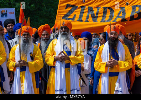 Londra, Regno Unito. Il 3 giugno 2018. Annuale Ghallughara Sikh ricordo Marzo e libertà di Rally, commemorando il giugno 1984 anniversario dell'esercito indiano attacco su Darbar Sahib. Questo segnò l inizio della â€oethird Ghallugharaâ€ (terzo olocausto) della storia Sikh. Quest anno il tema è la verità, la giustizia e la libertà. Il mese di marzo ha proceduto da Hyde Park, attraverso il centro di Londra, a un rally in Trafalgar Square. Il marzo e il rally è stato organizzato dalla Federazione delle Organizzazioni Sikh. Credito: Stephen Bell/Allamy Live News Foto Stock