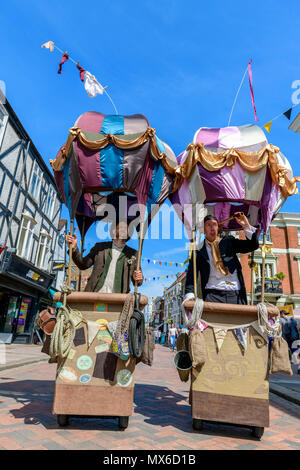 Rochester, Kent, Regno Unito. 03 Giugno, 2018. I partecipanti in costume Vittoriano e simulazione di mongolfiere a anuale Rochester Dickens festival Credito: vite tutto bianco/Alamy Live News Foto Stock