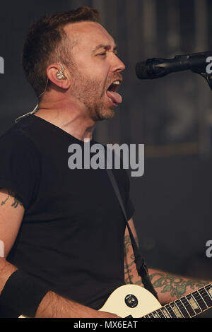 03 giugno 2018, Germania, Nuerburg: Singer Tim McIlrath performes sul palco principale con la US-American band punk sollevarsi contro al festival musicale 'Rock Am Ring'. Foto: Thomas Frey/dpa Foto Stock