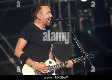 03 giugno 2018, Germania, Nuerburg: Singer Tim McIlrath performes sul palco principale con la US-American band punk sollevarsi contro al festival musicale 'Rock Am Ring'. Foto: Thomas Frey/dpa Foto Stock