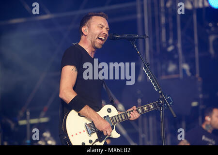 03 giugno 2018, Germania, Nuerburg: Singer Tim McIlrath performes sul palco principale con la US-American band punk sollevarsi contro al festival musicale 'Rock Am Ring'. Foto: Thomas Frey/dpa Foto Stock