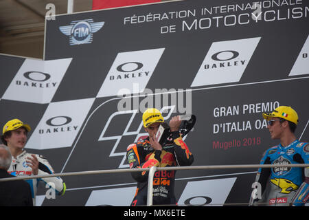 Scarperia, Italia. 3° giu, 2018. 44Miguel OLIVEIRAPORRed Bull KTM AjoKTM , 07Lorenzo BALDASSARRIITAPons HP40Kalex , 36Joan MIRSPAEG 0,0 Marc VDSKalex podio Moto2 durante la gara MotoGP al Mugello Cuircuit Internazionale per il sesto round del Campionato del Mondo MotoGP Gran Premio d'Italia Oakley il 3 giugno 2018 a Scarperia, Italia Credito: Fabio Averna/Alamy Live News Foto Stock