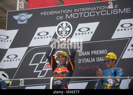 Scarperia, Italia. 3° giu, 2018. 44Miguel OLIVEIRAPORRed Bull KTM AjoKTM , 07Lorenzo BALDASSARRIITAPons HP40Kalex , 36Joan MIRSPAEG 0,0 Marc VDSKalex podio Moto2 durante la gara MotoGP al Mugello Cuircuit Internazionale per il sesto round del Campionato del Mondo MotoGP Gran Premio d'Italia Oakley il 3 giugno 2018 a Scarperia, Italia Credito: Fabio Averna/Alamy Live News Foto Stock