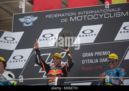 Scarperia, Italia. 3° giu, 2018. 44Miguel OLIVEIRAPORRed Bull KTM AjoKTM , 07Lorenzo BALDASSARRIITAPons HP40Kalex , 36Joan MIRSPAEG 0,0 Marc VDSKalex podio Moto2 durante la gara MotoGP al Mugello Cuircuit Internazionale per il sesto round del Campionato del Mondo MotoGP Gran Premio d'Italia Oakley il 3 giugno 2018 a Scarperia, Italia Credito: Fabio Averna/Alamy Live News Foto Stock