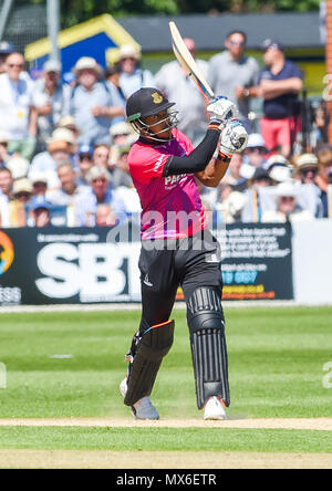 Eastbourne Regno Unito 3 Giugno 2018 - Chris Jordan batting per Sussex durante il Royal London un giorno partita di cricket tra Sussex squali e aquile Essex presso la massa Saffrons in Eastbourne Regno Unito fotografia scattata da Simon Dack Credito: Simon Dack/Alamy Live News Foto Stock