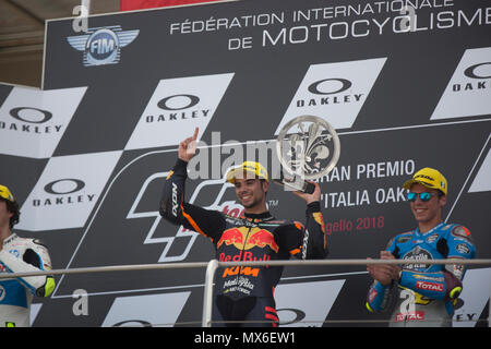 Scarperia, Italia. 3° giu, 2018. 44Miguel OLIVEIRAPORRed Bull KTM AjoKTM , 07Lorenzo BALDASSARRIITAPons HP40Kalex , 36Joan MIRSPAEG 0,0 Marc VDSKalex podio Moto2 durante la gara MotoGP al Mugello Cuircuit Internazionale per il sesto round del Campionato del Mondo MotoGP Gran Premio d'Italia Oakley il 3 giugno 2018 a Scarperia, Italia Credito: Fabio Averna/Alamy Live News Foto Stock