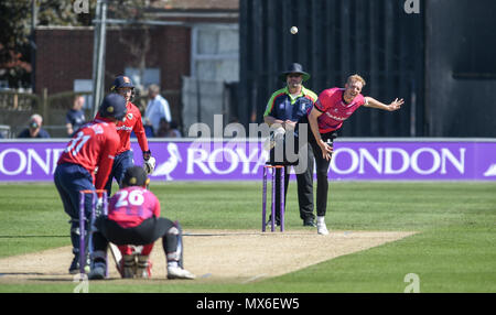 Eastbourne Regno Unito 3 Giugno 2018 - Luca Pozzi di Sussex bowling durante il Royal London un giorno partita di cricket tra Sussex squali e aquile Essex presso la massa Saffrons in Eastbourne Regno Unito fotografia scattata da Simon Dack Credito: Simon Dack/Alamy Live News Foto Stock