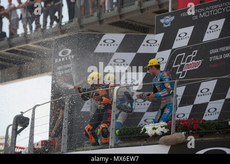 Scarperia, Italia. 3° giu, 2018. 44Miguel OLIVEIRAPORRed Bull KTM AjoKTM , 07Lorenzo BALDASSARRIITAPons HP40Kalex , 36Joan MIRSPAEG 0,0 Marc VDSKalex podio Moto2 durante la gara MotoGP al Mugello Cuircuit Internazionale per il sesto round del Campionato del Mondo MotoGP Gran Premio d'Italia Oakley il 3 giugno 2018 a Scarperia, Italia Credito: Fabio Averna/Alamy Live News Foto Stock