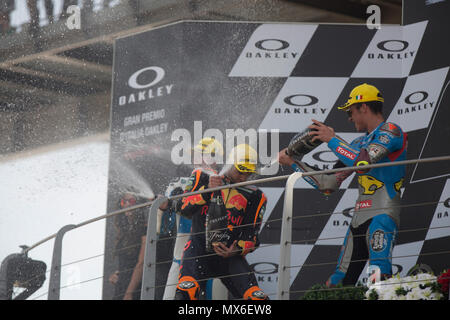 Scarperia, Italia. 3° giu, 2018. 44Miguel OLIVEIRAPORRed Bull KTM AjoKTM , 07Lorenzo BALDASSARRIITAPons HP40Kalex , 36Joan MIRSPAEG 0,0 Marc VDSKalex podio Moto2 durante la gara MotoGP al Mugello Cuircuit Internazionale per il sesto round del Campionato del Mondo MotoGP Gran Premio d'Italia Oakley il 3 giugno 2018 a Scarperia, Italia Credito: Fabio Averna/Alamy Live News Foto Stock