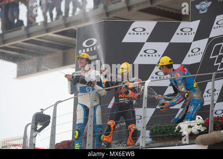 Scarperia, Italia. 3° giu, 2018. 44Miguel OLIVEIRAPORRed Bull KTM AjoKTM , 07Lorenzo BALDASSARRIITAPons HP40Kalex , 36Joan MIRSPAEG 0,0 Marc VDSKalex podio Moto2 durante la gara MotoGP al Mugello Cuircuit Internazionale per il sesto round del Campionato del Mondo MotoGP Gran Premio d'Italia Oakley il 3 giugno 2018 a Scarperia, Italia Credito: Fabio Averna/Alamy Live News Foto Stock