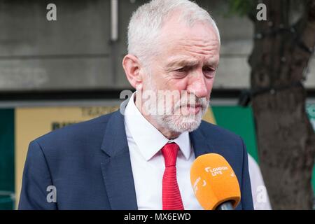 Londra, UK. Il 3 giugno 2018. Leader del partito laburista Jeremy Corbyn viene intervistato sul Ponte di Londra,un anno poiché il London Bridge e di Borough Market attacchi terroristici.Claire Claire Doherty/Alamy Live News Foto Stock