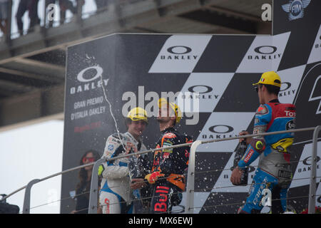 Scarperia, Italia. 3° giu, 2018. 44Miguel OLIVEIRAPORRed Bull KTM AjoKTM , 07Lorenzo BALDASSARRIITAPons HP40Kalex , 36Joan MIRSPAEG 0,0 Marc VDSKalex podio Moto2 durante la gara MotoGP al Mugello Cuircuit Internazionale per il sesto round del Campionato del Mondo MotoGP Gran Premio d'Italia Oakley il 3 giugno 2018 a Scarperia, Italia Credito: Fabio Averna/Alamy Live News Foto Stock