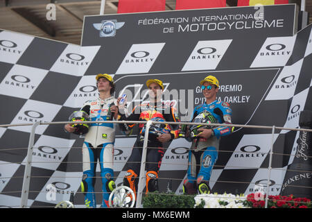 Scarperia, Italia. 3° giu, 2018. 44Miguel OLIVEIRAPORRed Bull KTM AjoKTM , 07Lorenzo BALDASSARRIITAPons HP40Kalex , 36Joan MIRSPAEG 0,0 Marc VDSKalex podio Moto2 durante la gara MotoGP al Mugello Cuircuit Internazionale per il sesto round del Campionato del Mondo MotoGP Gran Premio d'Italia Oakley il 3 giugno 2018 a Scarperia, Italia Credito: Fabio Averna/Alamy Live News Foto Stock