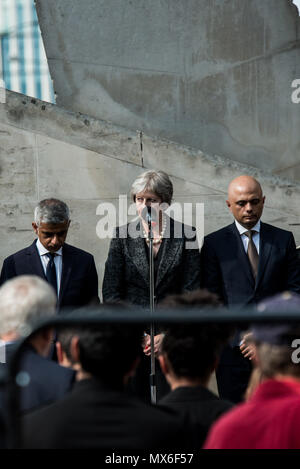 Londra, Regno Unito. 3° giu, 2018. Sadiq Khan, sindaco di Londra (sinistra), PM Theresa Maggio (centro) e Sajid Javid, Segretario di Stato per il dipartimento di casa (a destra). Durante il minuto di silenzio per le vittime del London Bridge. Un memoriale di servizio viene tenuto vicino al London Bridge per rendere omaggio alle vittime che hanno perso la vita durante il Ponte di Londra attentato terroristico di un anno fa. Credito: SOPA Immagini limitata/Alamy Live News Foto Stock