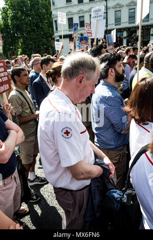 Londra, Regno Unito. Il 3 giugno, 2018. Una croce rossa stati durante il minuto di silenzio in caso per le vittime di London Bridge.un memoriale di servizio viene tenuto vicino al London Bridge per rendere omaggio alle vittime che hanno perso la vita durante il Ponte di Londra attentato terroristico di un anno fa. Credito: Brais G. Rouco/SOPA Immagini/ZUMA filo/Alamy Live News Foto Stock