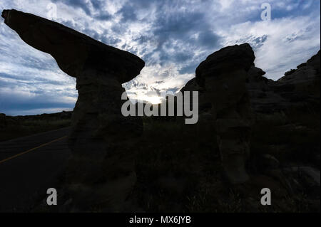 Hoodoos al tramonto la scrittura su pietra Parco Provinciale, Alberta Canada Foto Stock