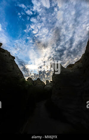 Hoodoos al tramonto la scrittura su pietra Parco Provinciale, Alberta Canada Foto Stock