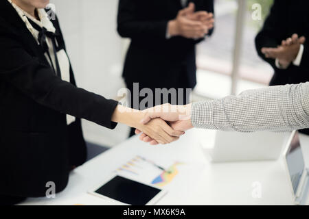 La gente di affari stringono le mani, finitura fino a una riunione per la tenuta di una trattativa con il suo partner business con il collega battete le mani per congrats. Foto Stock