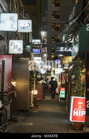 Scena di strada a Golden-Gai, Shinjuku-Ku, Tokyo, Giappone Foto Stock