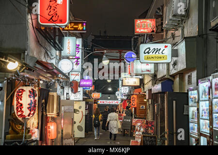 Scena di strada a Golden-Gai, Shinjuku-Ku, Tokyo, Giappone Foto Stock