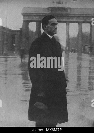 . Español: El poeta peruano César Vallejo frente a la Puerta de Brandenburgo, Berlín . 1929. Anonimo 121 César Vallejo en Berlin Foto Stock