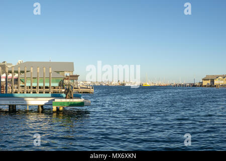 FREMANTLE,l'Australia - 8 maggio 2018; acqua blu, statua in bronzo e edificio intorno al porto tramonto.waterfront Foto Stock