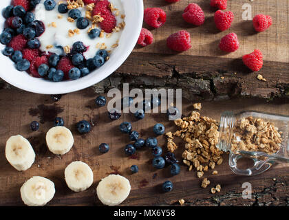 Yogurt alla frutta Parfait con luce solare naturale illuminazione Foto Stock