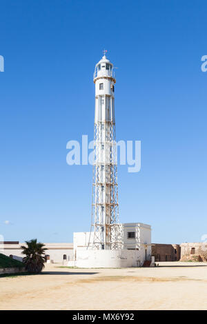 Una vista del faro situato all'interno del castello di San Sebastian a Cadice, Spagna. Foto Stock