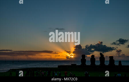 Spettacolare tramonto arancione colorato e luce sunburst con le silhouette AHU Moai, Tahai, Easter Island, Rapa Nui, Cile Foto Stock