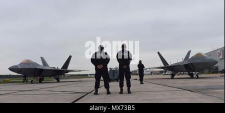 Stati Uniti Il combattimento aereo il comando F-22 Raptor dimostrazione Team prepara il F-22 rapaci per tornare a casa a base comune Langley-Eustis, Va., 29 maggio 2018. Il Raptor Demo Team è stazionato a Langley e viaggi in tutto il paese la visualizzazione del F-22s funzionalità uniche. Foto Stock