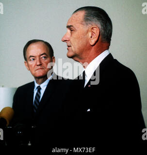 Washington, DC 1968/04/01 il presidente Lyndon Johnson e Vice Presidente Hubert Humphrey in aprile 1968. Fotografia di Dennis Brack bsb 7 Foto Stock