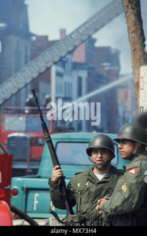 Washington, DC 1968/01/28 nazionali di soldati di guardia parlare sulla quattordicesima strada durante le sommosse in Washington, DC in aprile 1968, fotografia di Dennis Brack BBBs 20 Foto Stock