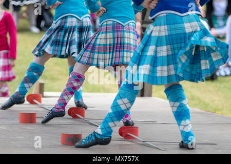 Cornhill, Scozia - 02 GIU 2018: spada scozzese ballerini eseguono presso l'Highland Games in Cornhill, Scozia. Foto Stock