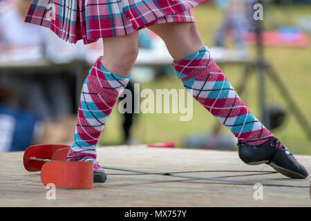 Cornhill, Scozia - 02 GIU 2018: una spada scozzese ballerina di eseguire presso l'Highland Games in Cornhill, Scozia. Foto Stock