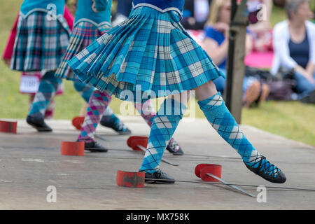 Cornhill, Scozia - 02 GIU 2018: spada scozzese ballerini eseguono presso l'Highland Games in Cornhill, Scozia. Foto Stock