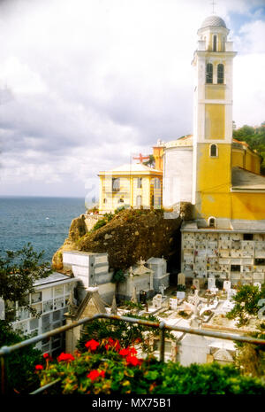 La chiesa di San Giorgio a Portofino, Italia, con cripte e tombe nel cimitero adiacente. Foto Stock