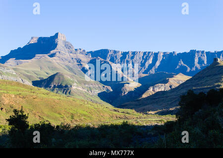 South African landmark, Anfiteatro dal Royal Natal National Park. Drakensberg montagne paesaggio. Picchi superiore Foto Stock