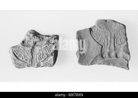 . Inglese: stampi in ceramica per la colata di pennanular spille. Recuperato da Clatchard Craig, Fife, durante lo scavo negli anni cinquanta. Il 14 giugno 2012. Commissione reale sugli antichi e i monumenti storici di Scozia 133 Clatchard Craig spilla stampi Foto Stock