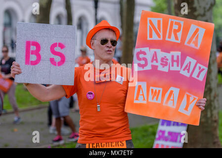 New York, Stati Uniti. 02Giugno, 2018. Per onorare la vita delle persone LGBTQ perso alla pistola la violenza in America GAG in scena la NRA Sashay fuori pista. Ragazzi oltre i cannoni, una pistola di prevenzione della violenza organizzazione nella città di New York ha portato a marzo attraverso il Ponte di Brooklyn il 2 giugno 2018, a chiamare per il potenziamento dei giovani e gli investimenti nelle aree urbane europee al fine della violenza pistola. Credito: Erik McGregor/Pacific Press/Alamy Live News Foto Stock