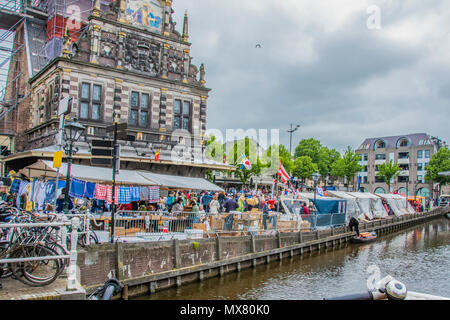 Vista del mercato di Alkmaar dove il formaggio storico edificio di pesatura spicca. Paesi Bassi Olanda Foto Stock