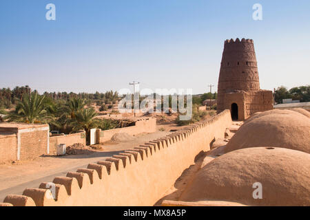 I vecchi mattoni di fango in caravanserai Shahdad, l'ultimo villaggio prima di iniziare il Dasht-e Lut deserto vicino a Kerman in Iran Foto Stock