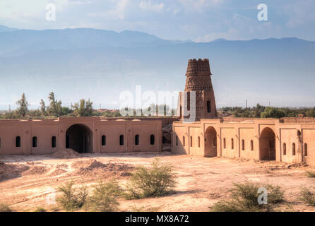 I vecchi mattoni di fango in caravanserai Shahdad, l'ultimo villaggio prima di iniziare il Dasht-e Lut deserto vicino a Kerman in Iran Foto Stock