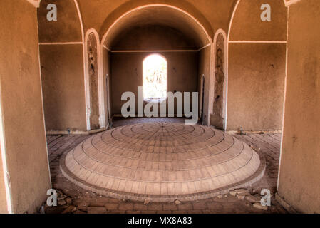 I vecchi mattoni di fango in caravanserai Shahdad, l'ultimo villaggio prima di iniziare il Dasht-e Lut deserto vicino a Kerman in Iran Foto Stock